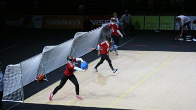 Spelare som spelar goalball.