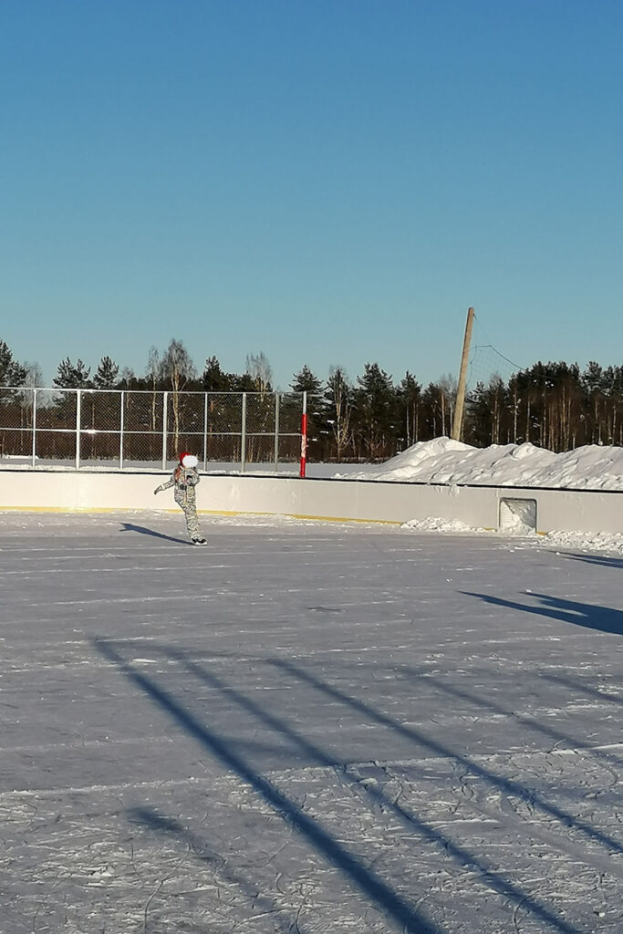 En stor skridskorink samt en skridskoåkare.