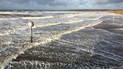 En översvämmad strand.