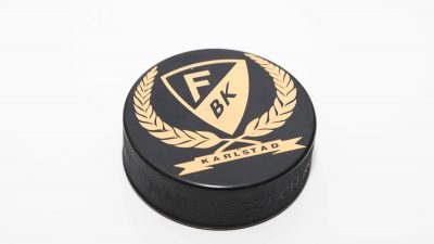 En ishockeypuck prydd med Färjestads logo.