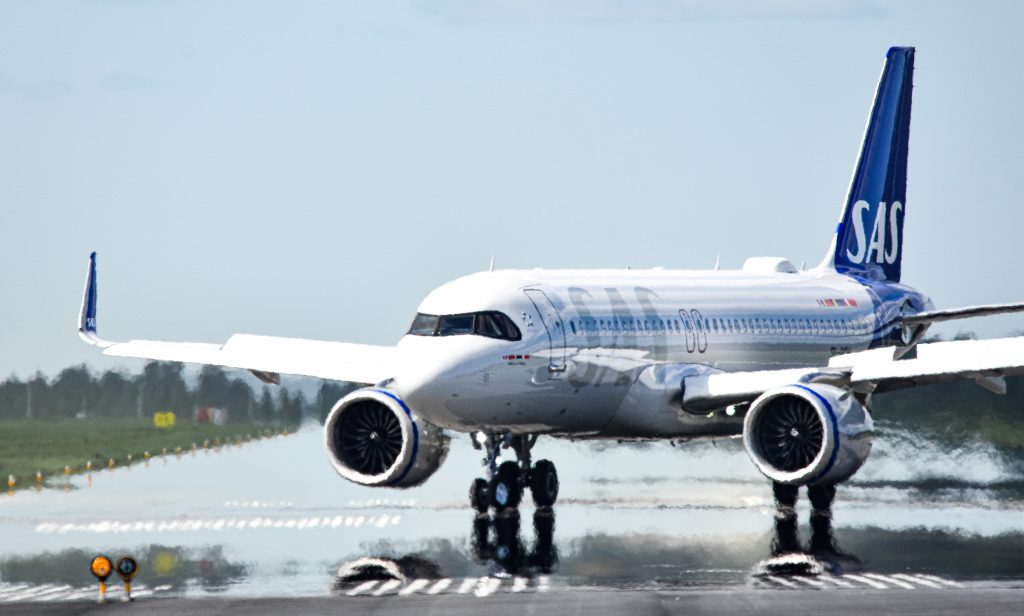 Ett flygplan som det står SAS på.