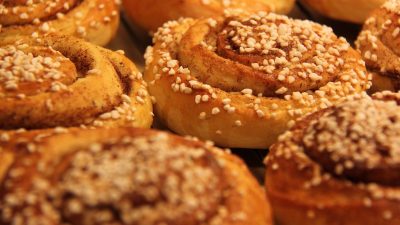 En bild på flera kanelbullar.