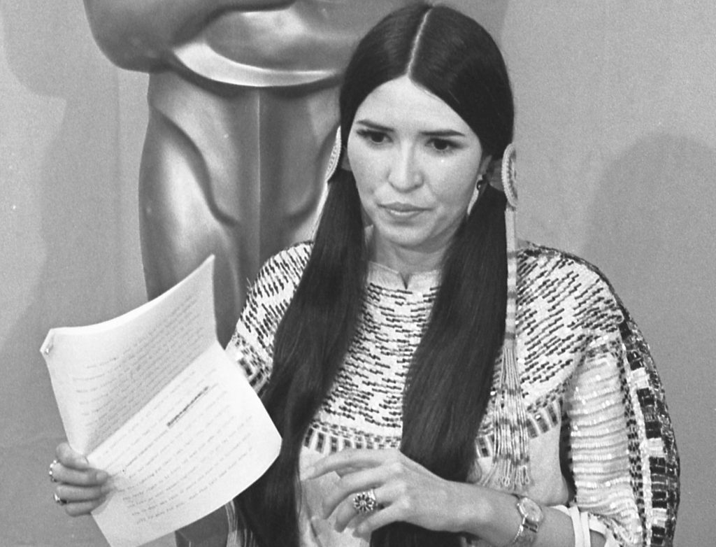 Sacheen Littlefeather håller tal på Oscarsgalan år 1973.